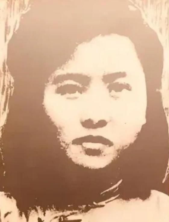 1949 年，女教师朱世君被军统特务抓捕，在押送往渣滓洞的途中，押送人员李朝成认