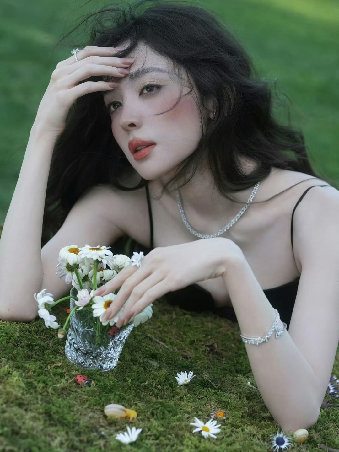 谁给娜扎美甲贴成这样的这美甲贴的太突兀了吧 