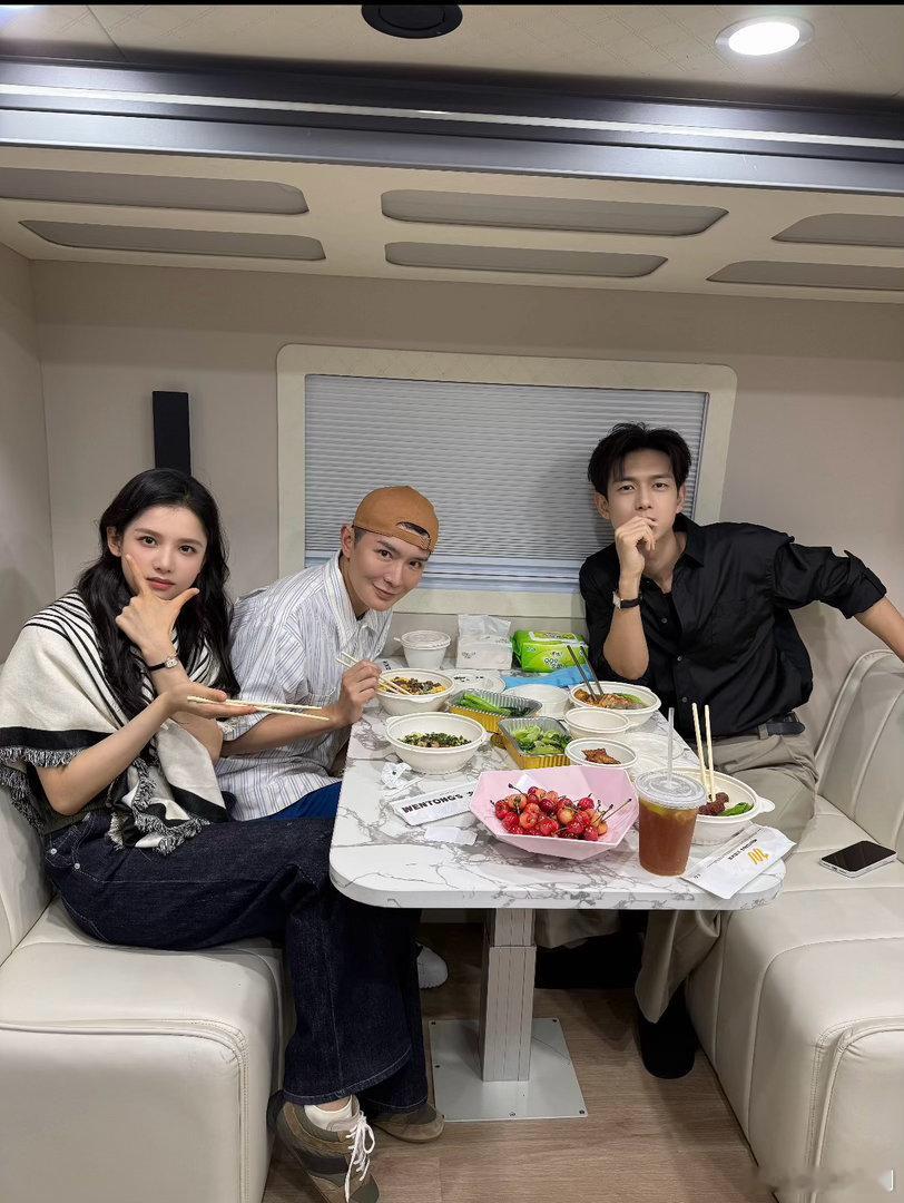 刘冲探班李现张婧仪刘冲晒与李现张婧仪合照 刘冲去探班李现张婧仪了！ 大家如何评价