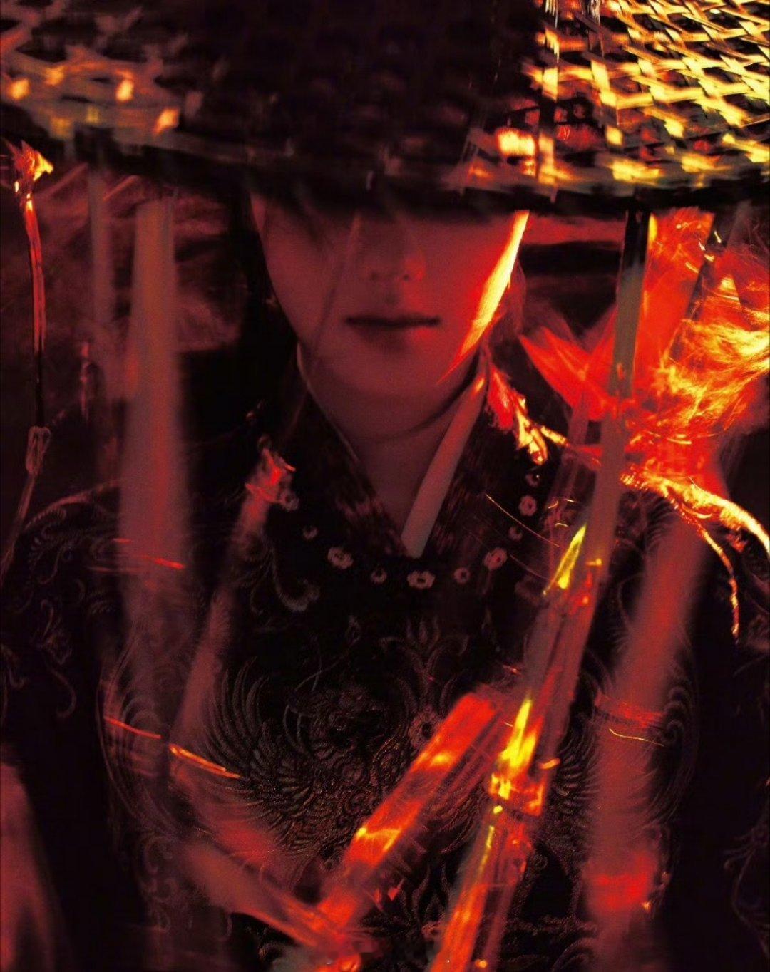 哇哦哦，白鹿最新的写真大片来了，这红衣穿在身上，人坐在马背上，不就是侠女一枚啊，