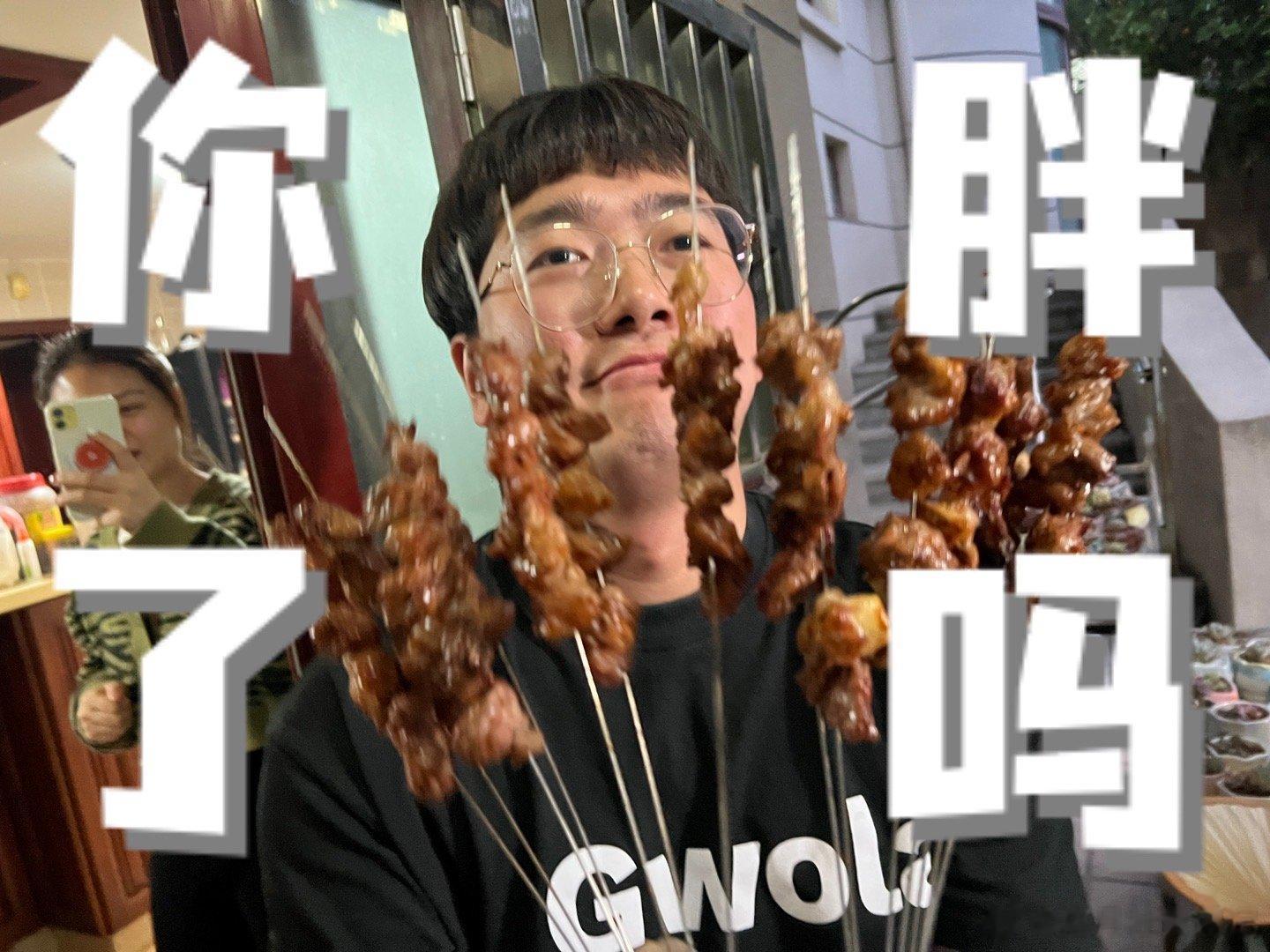 假期归来，每个人都胖了好多[裂开][裂开]相比之下，沐上都圆润得不那么出众了。 