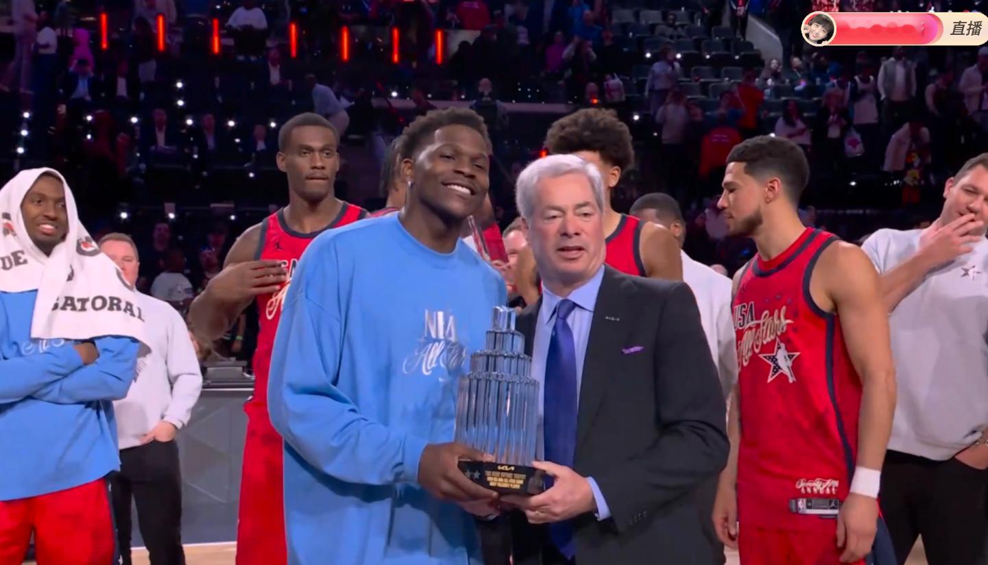 2026NBA全明星MVP爱德华兹华子笑起来真的好自信 不过还是很同情文班亚马爱