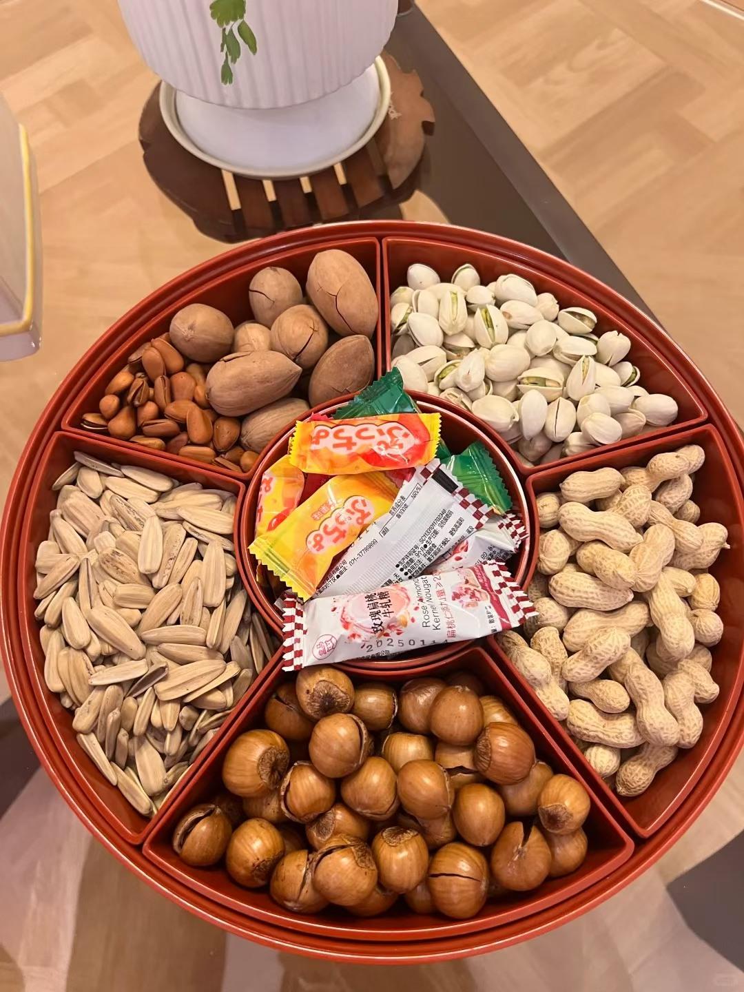 多种坚果和零食的美味组合，满足你的味蕾！🌰🍫🍭