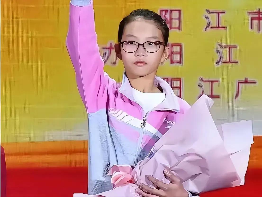 2006年，广东一男子在医院陪护流产的妻子。谁知，他出去抽烟时，发现了一名女弃婴