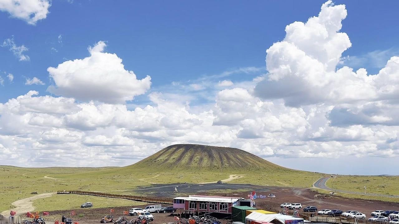 🌋在乌兰哈达火山群，我站在了五号火山的风口，仿佛听见了地球的心跳。

初夏的阳