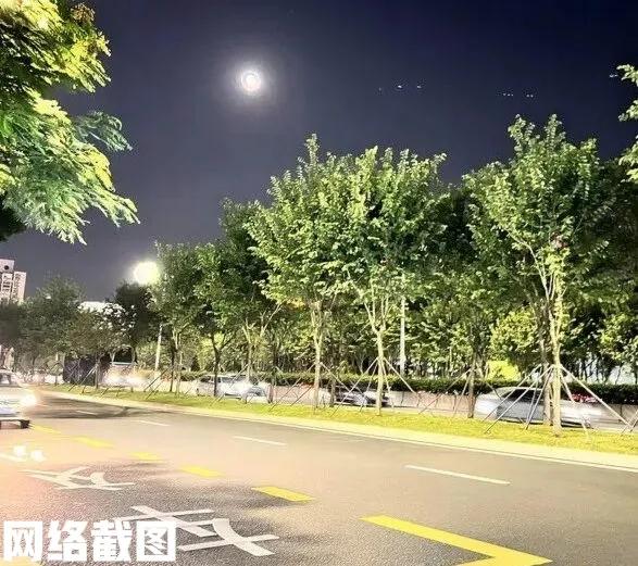 广东深圳有女子健身后傍晚回家。

在回家一路女子不知身后有人尾随。

后女子有所