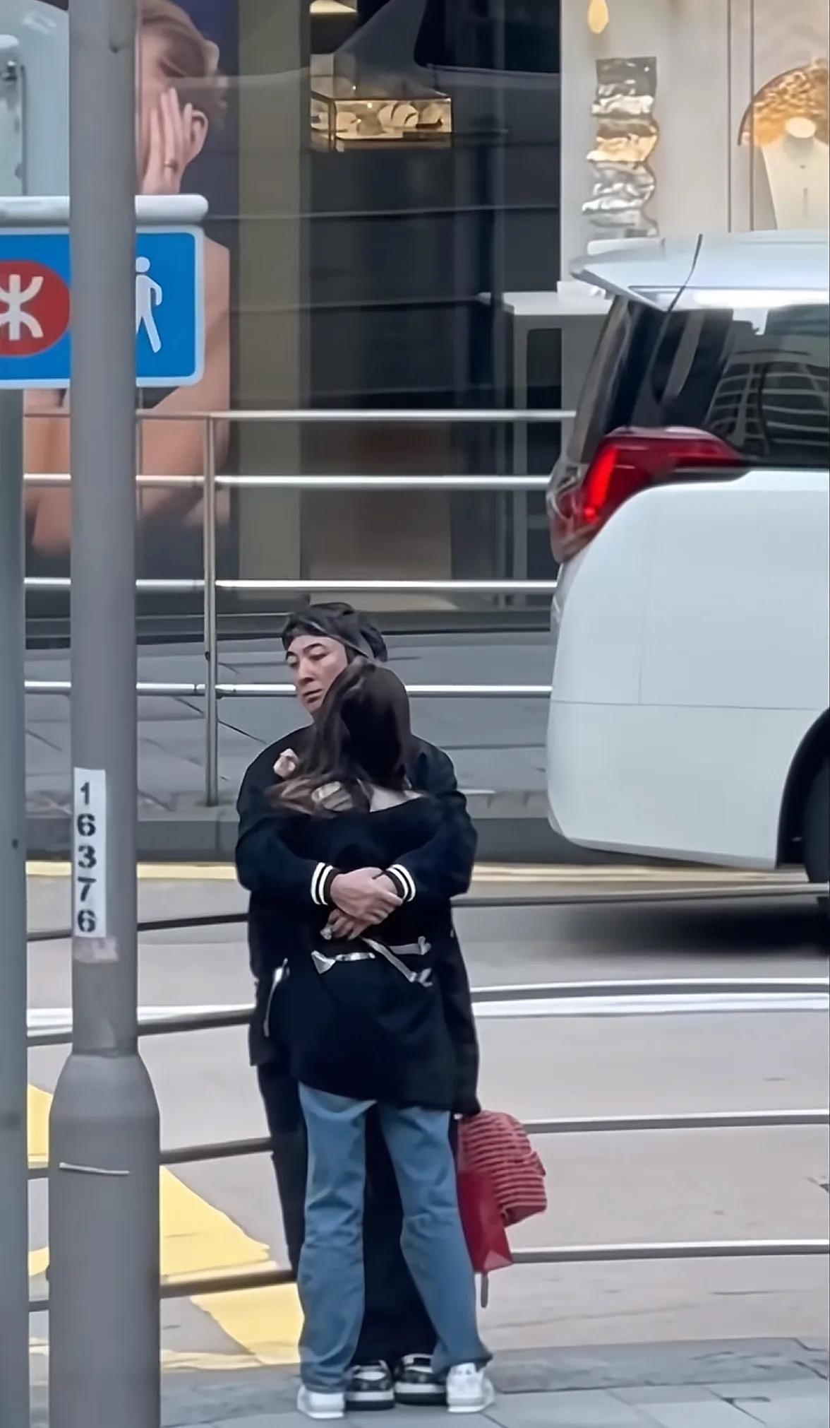 国民老公带真爱惊现街头，被俩美女认出笑的合不拢嘴。