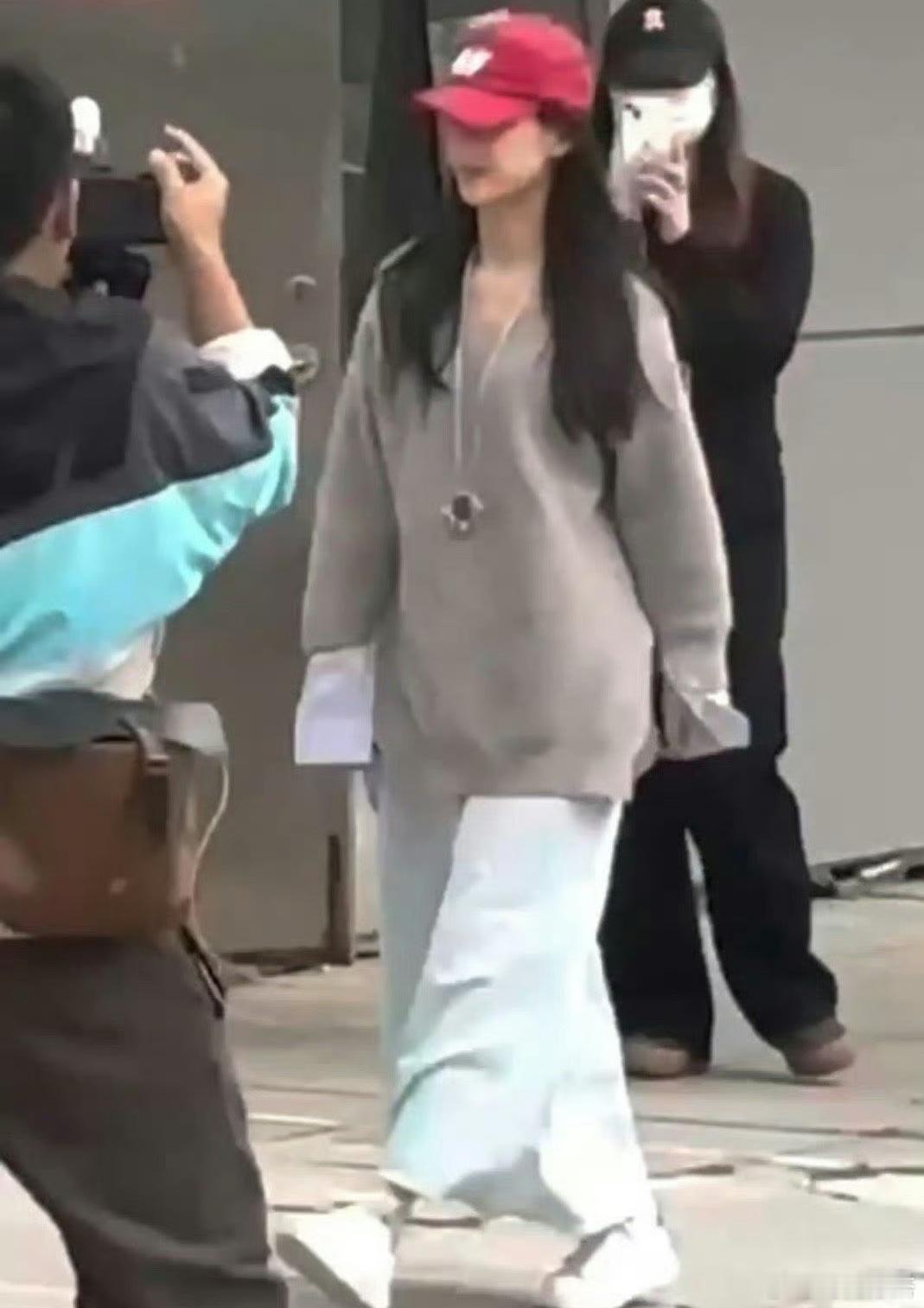黄圣依开始搞事业了 看到黄圣依《火星情报局7》上班路透啦，小姐姐这是开始搞事业了