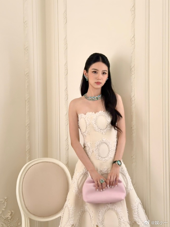 周也完全千金大小姐 真的没人能拒绝周也的千金造型吧💘！白色抹胸蕾丝裙优雅精致，