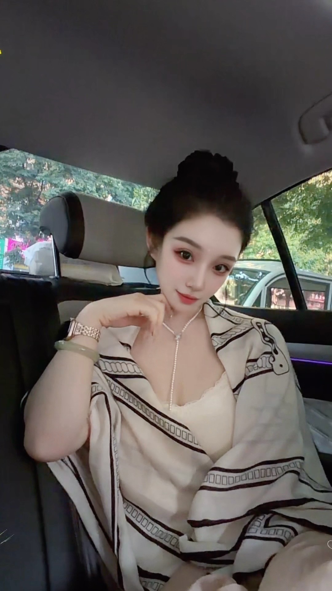 这辈子我都会做一个，有情有义的女孩，我会真诚，我有底气坦荡永远问心无愧，打明牌的