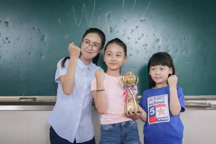 河南寒门女孩韩雅平考699分进清华，反倒遭网暴，河南农村出身的韩雅平，全家靠父亲
