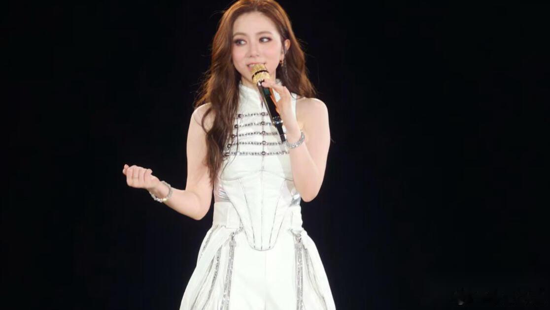 破案了， 为什么邓紫棋能成为全球体育场演出场次最高的女歌手？不是因为她最红，是因