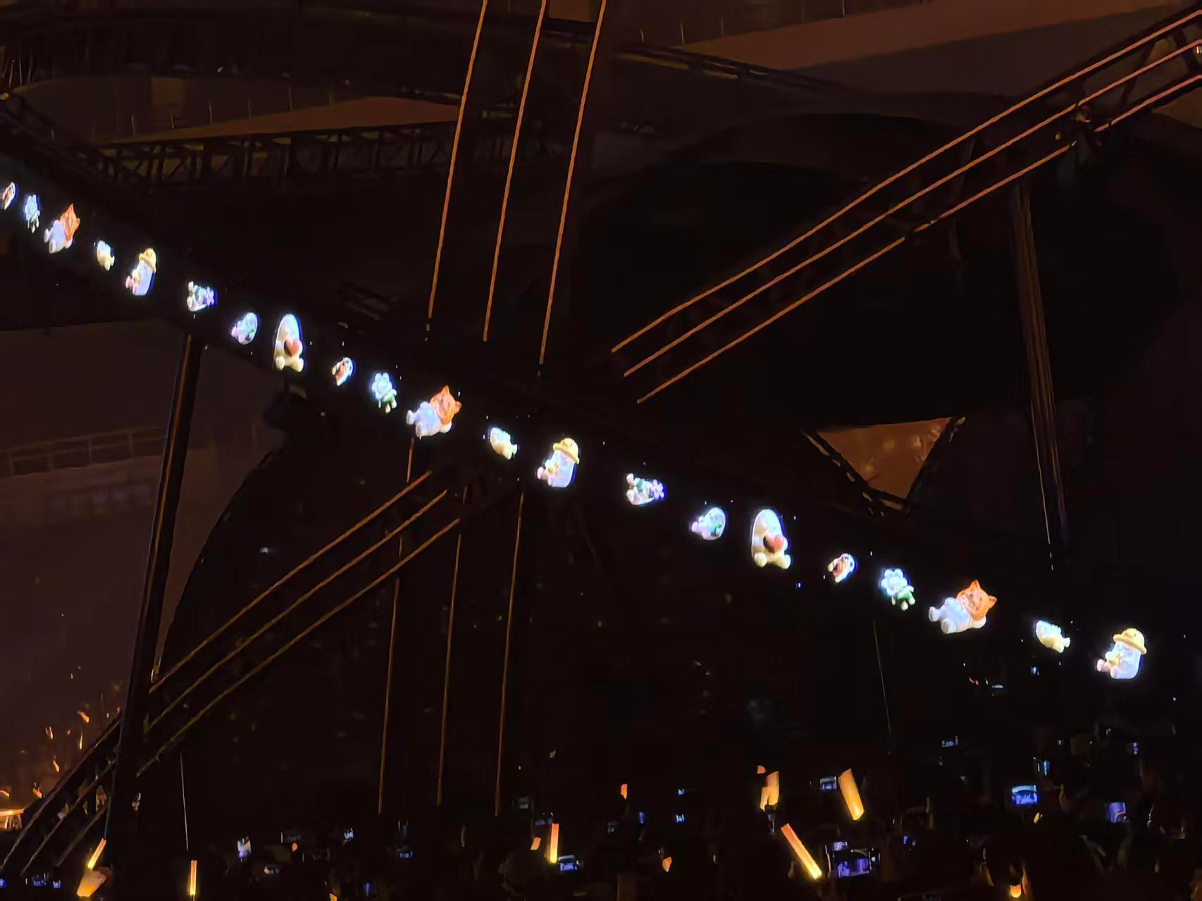 周深周深remix舞台周深广州演唱会 哇！控台的轨迹图案换成了各种形象的米子