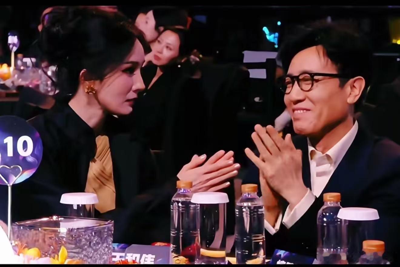 杨幂探班于和伟剧组杨幂探班于和伟剧组！于和伟的崇拜者杨幂请大家喝咖啡