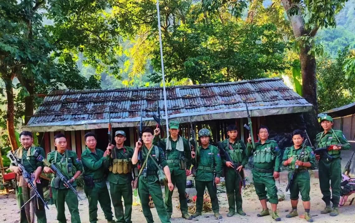 果敢同盟军战略战术很高超，一开战就切断敌人补给线，随后三线齐进切割，围点打援。依