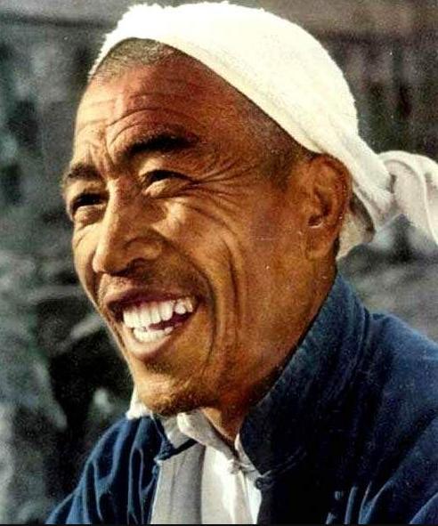 布衣英雄陈永贵：以一身硬骨，带大寨从穷山到丰碑
 
农民英雄陈永贵，用一双庄稼人
