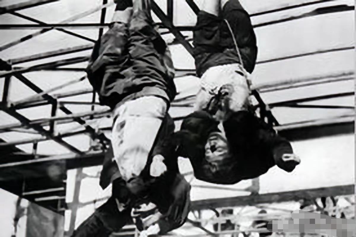 1945年，墨索里尼33岁的情妇克拉拉·贝塔西被处决，她倒吊在广场上，像挂着一只