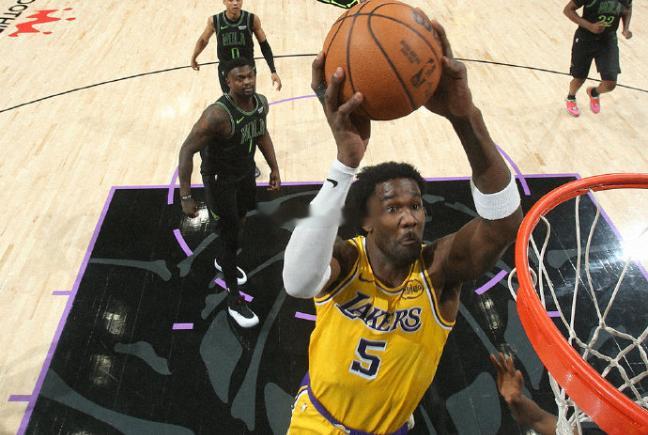 这不是很明显嘛！艾顿在进攻端多投了几个球，拿到了应该拿到的分数，马上积极性就上来