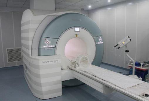 核磁共振仪一台售价上千万，因为永远不能关机，所以每天的电费就高达1500元！按照