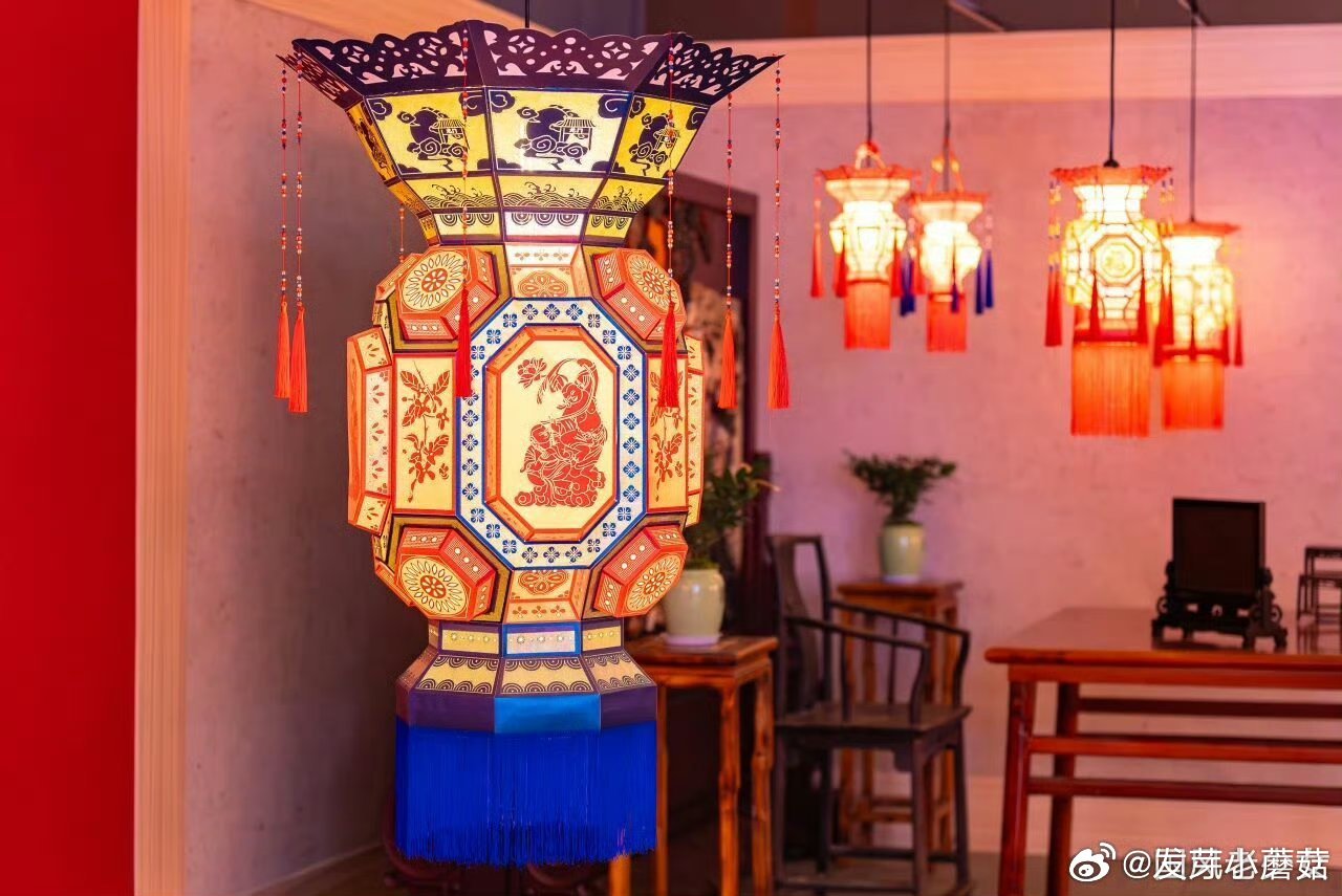 台州仙居状元花灯为高考生点亮前程 浙江台州。一盏状元花灯，照亮千年文脉，也照亮仙