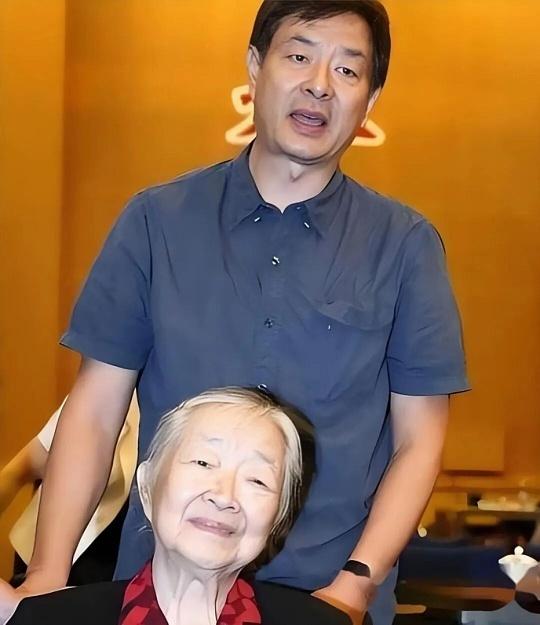 曾仁松《三分钟论坛》

一根布绳显孝心

濮存昕用一根布绳演绎当代版乌鸦反哺。