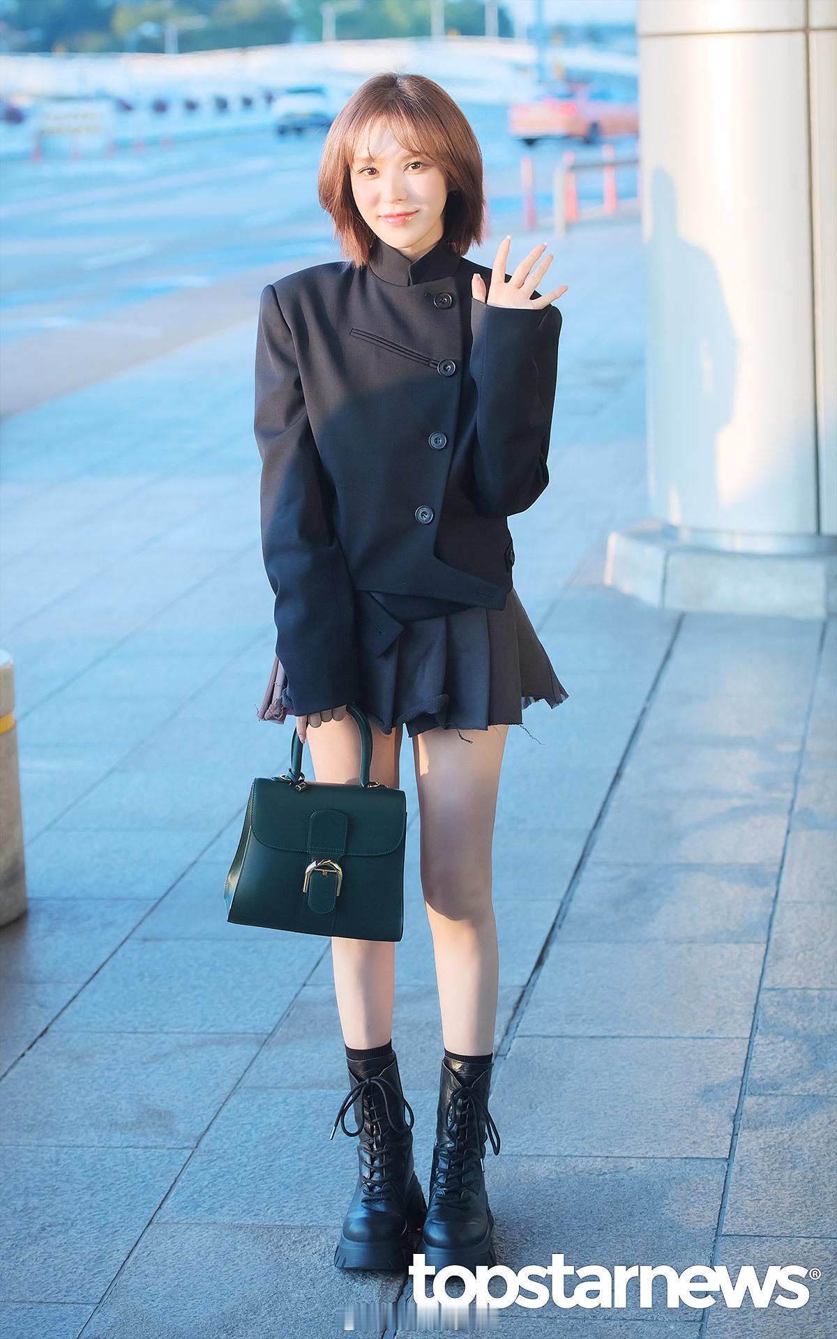 今天的wendy机场穿搭 ​​​