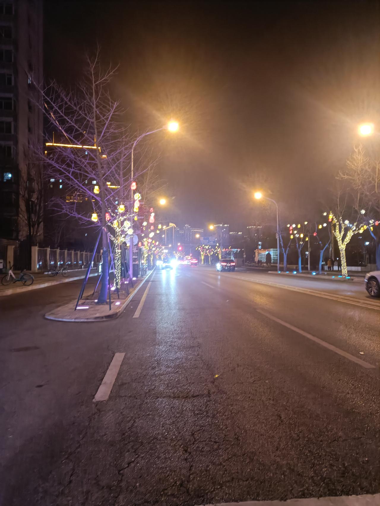 晒图笔记大赛北京晚上的大街，到处火树银花，非常漂亮