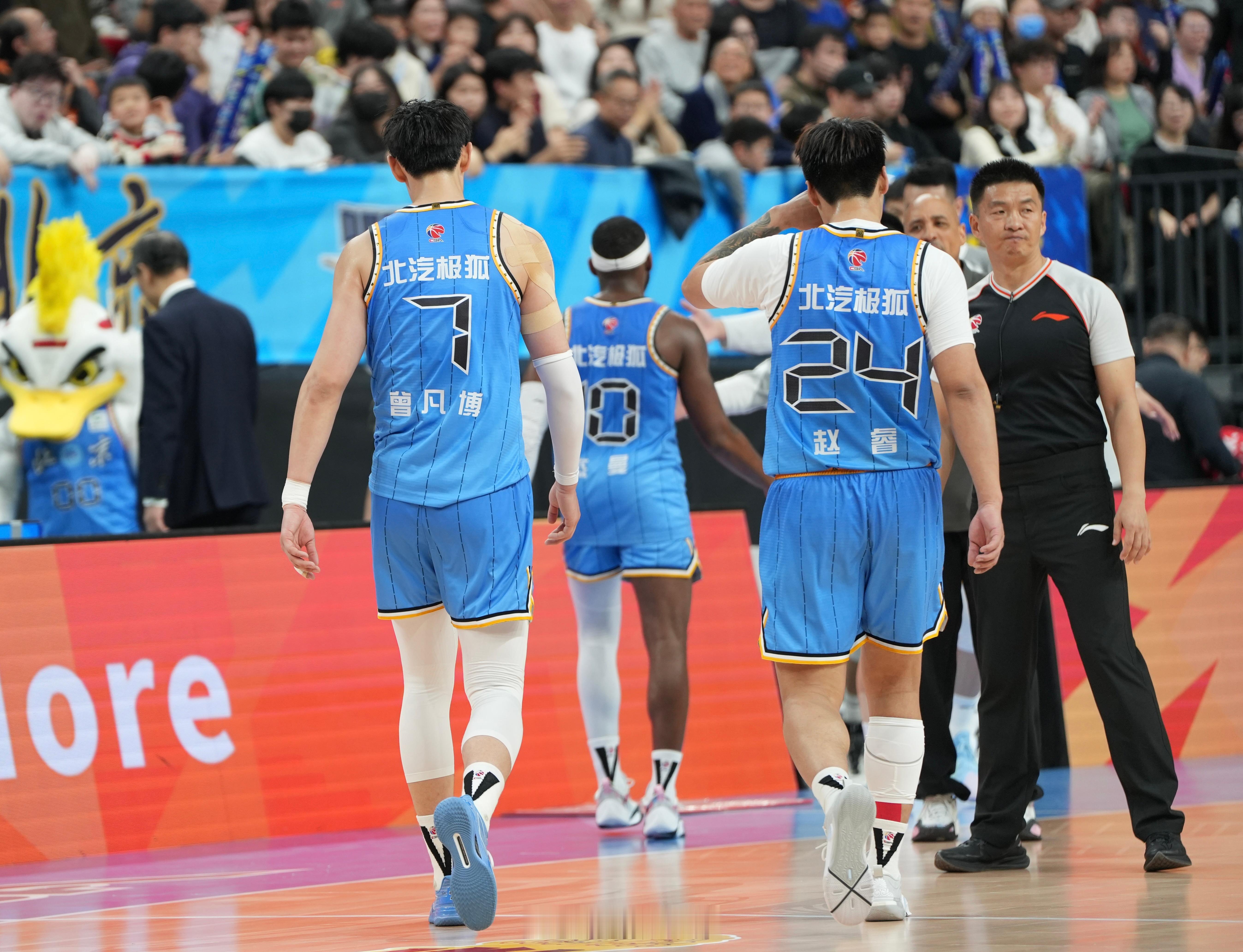 北京男篮vs青岛男篮半场小曾10分，赵睿5+4+8，上一场就说了，上半场浪费赵睿