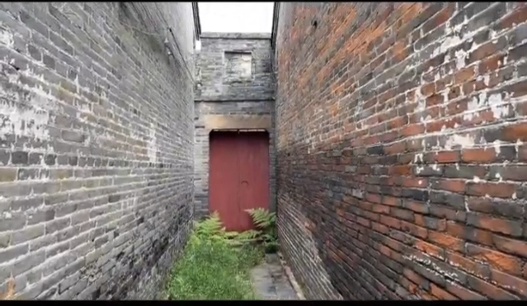 南宁西乡塘的友爱村早年叫明秀村，1958年为了体现邻里和睦才改了名。这村子有百年