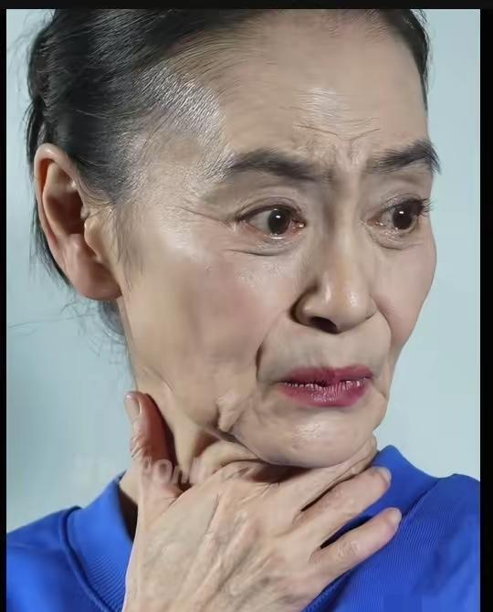 65岁刘雪华这组无美颜、无滤镜的高清照，真是把“容貌焦虑”的歪风给戳破了！网友吵
