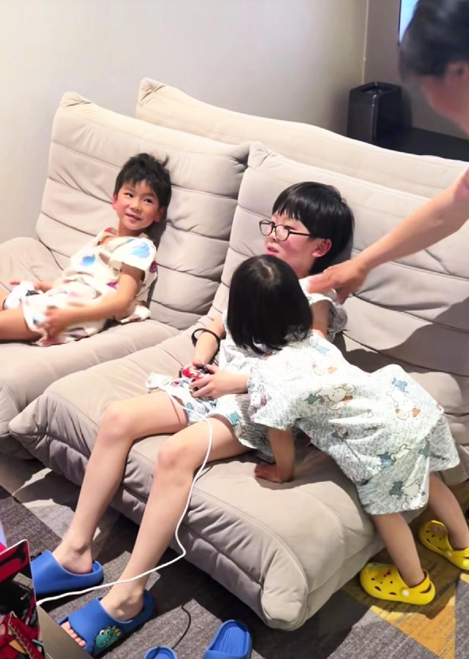 梁甜甜家的凉皮太有魅力了，
十一妹妹真喜欢哥哥，
睡衣都是同款的。
一直粘着凉皮