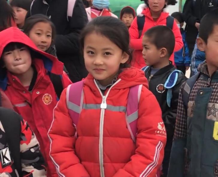 他们有后悔当时的拒绝么？2021年，宁夏7岁小女孩一笑成名，后父母拒百万签约，如