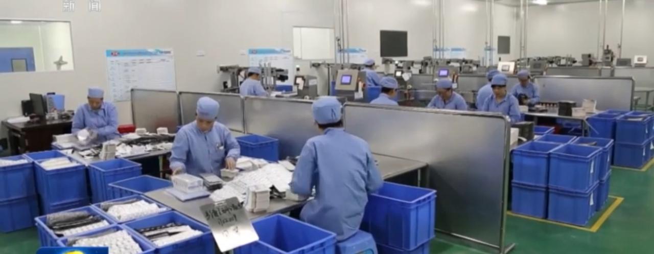 清晨，我站在珠江边，看着广州塔与猎德大桥在薄雾里舒展轮廓。走进国际商事法庭，调解