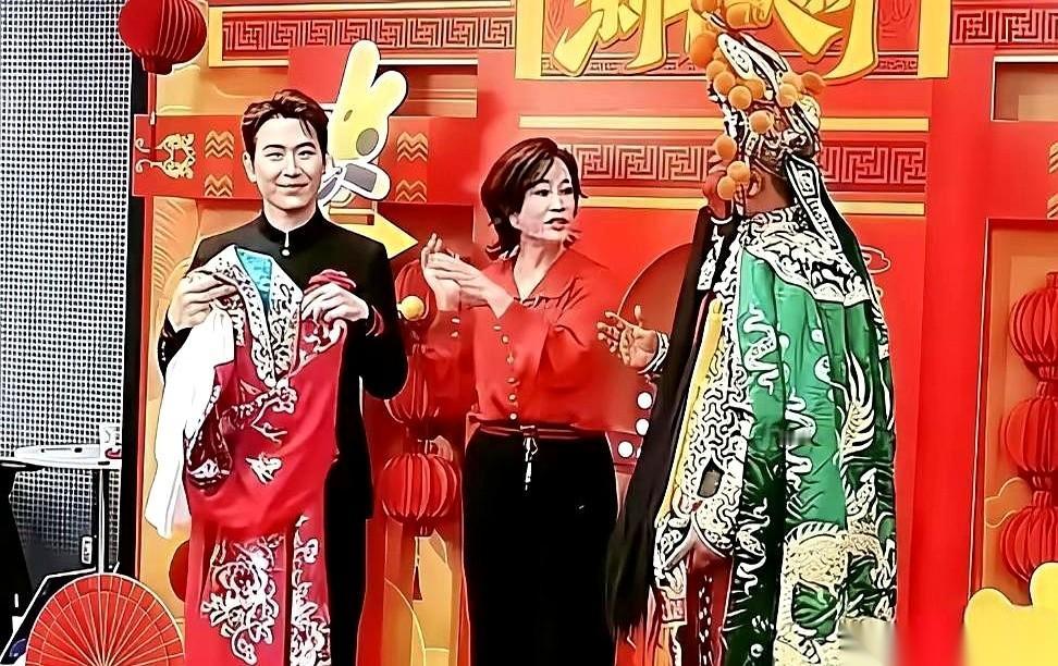 那件为“武则天本天”准备的龙袍，就那么尴尬地悬在半空中。
举着它的，是扮成关公的