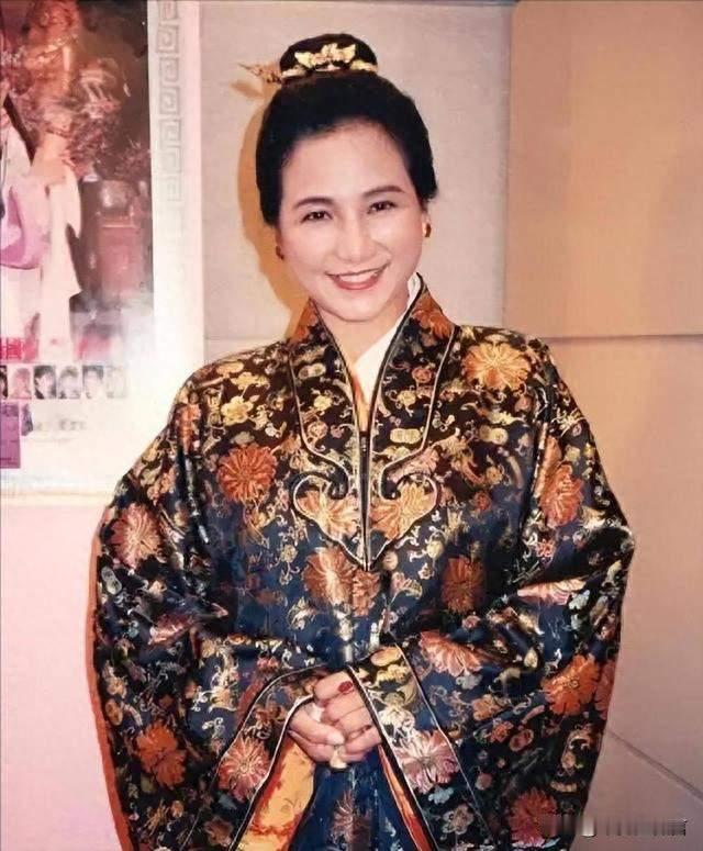 离世已经两年！8次怀孕4次流产，郑佩佩凭花少片段再度刷屏