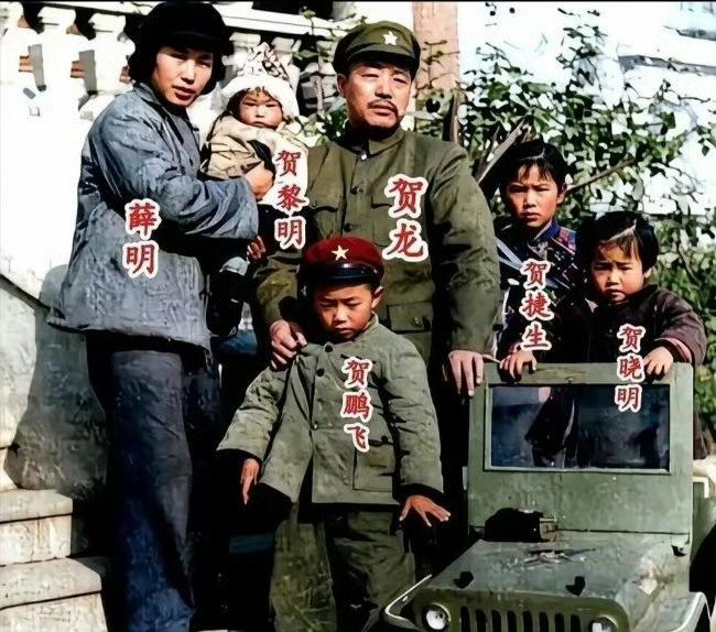 1949年，贺龙元帅和家人在西安拍摄的全家福，照片右下角的迷你军用吉普车，是贺龙