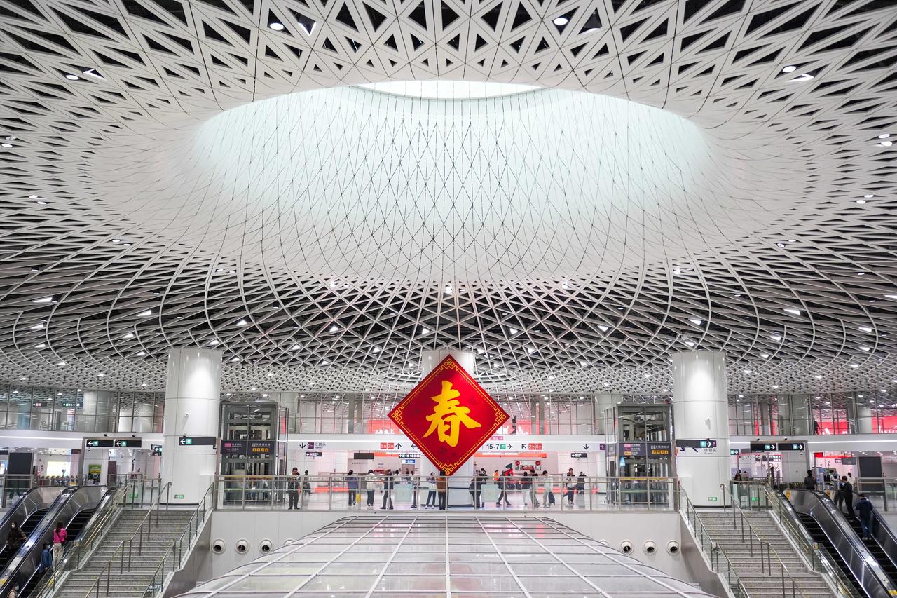 深圳网红地铁站提前庆新年，太喜庆了～