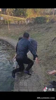 江西一池塘边，两位黑衣男子散步时忽见水面异常，浪花翻涌中竟有孩童身影挣扎！其中一