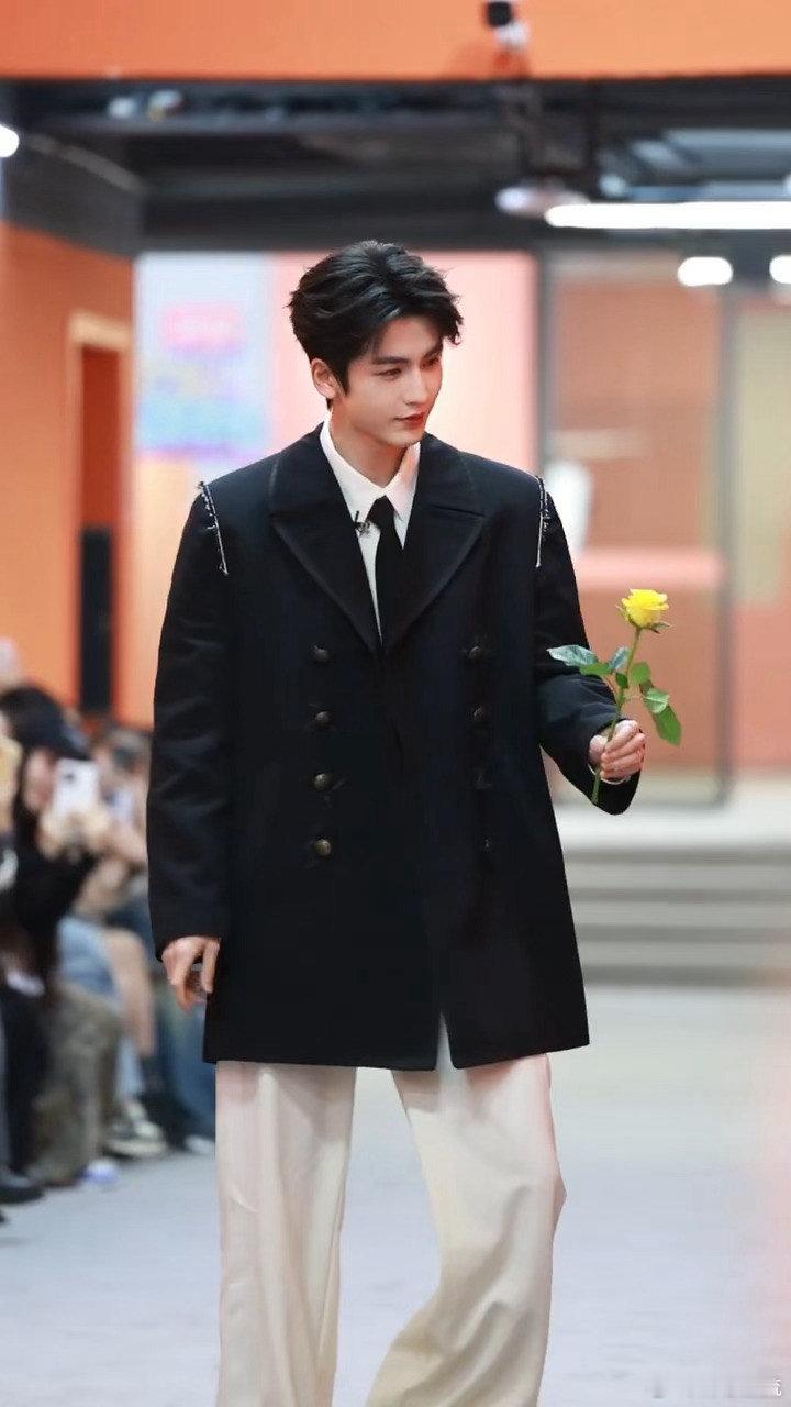 张凌赫走秀wink 刚点开视频就被戳中！黄玫瑰在他手里好配，走两步突然wink，