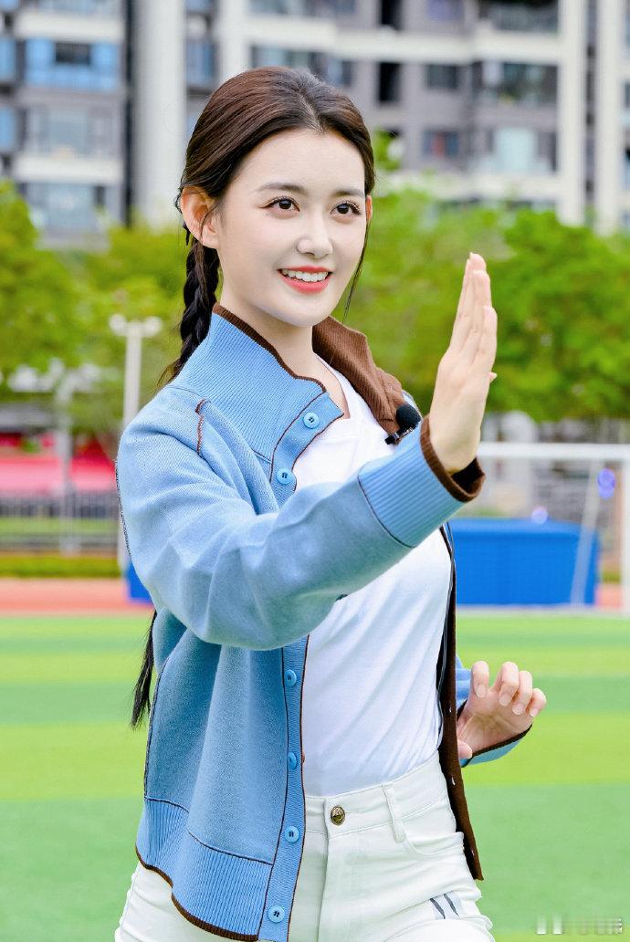 谁懂啊！蒋依依作为星辰大海班长发言，说要和大家共度美妙三天，默默努力的样子太圈粉