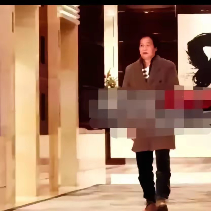 就在刚刚，我在网上看到了刘亦菲与陈金飞酒店聚餐的消息，已经迅速冲上了热搜，据传出