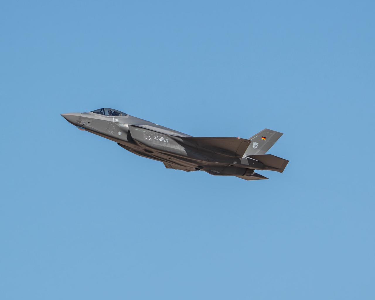 德国空军从美国订购的首架F-35A隐形战斗机，从德州沃斯堡洛马工厂首飞！
202