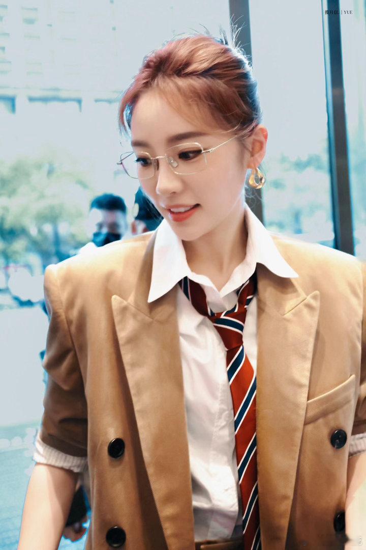 张月闷声干大事张月身着制服戴无框眼镜亮相外事活动，气场沉稳从容，低调从不张扬，实