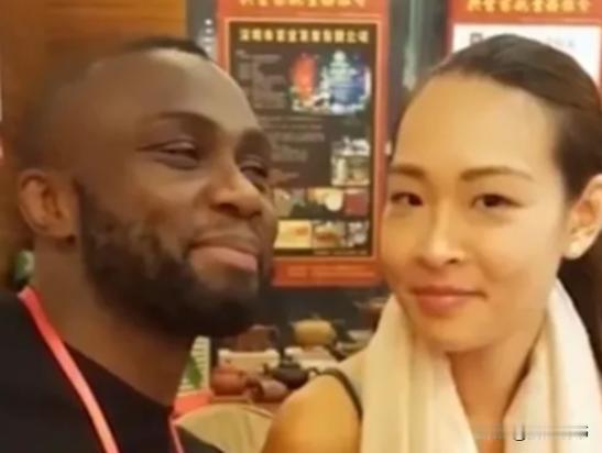 “后悔也没用！”2011年，香港富家女卓文君与南非黑人拳王胡斯·哥路沙结婚，这场