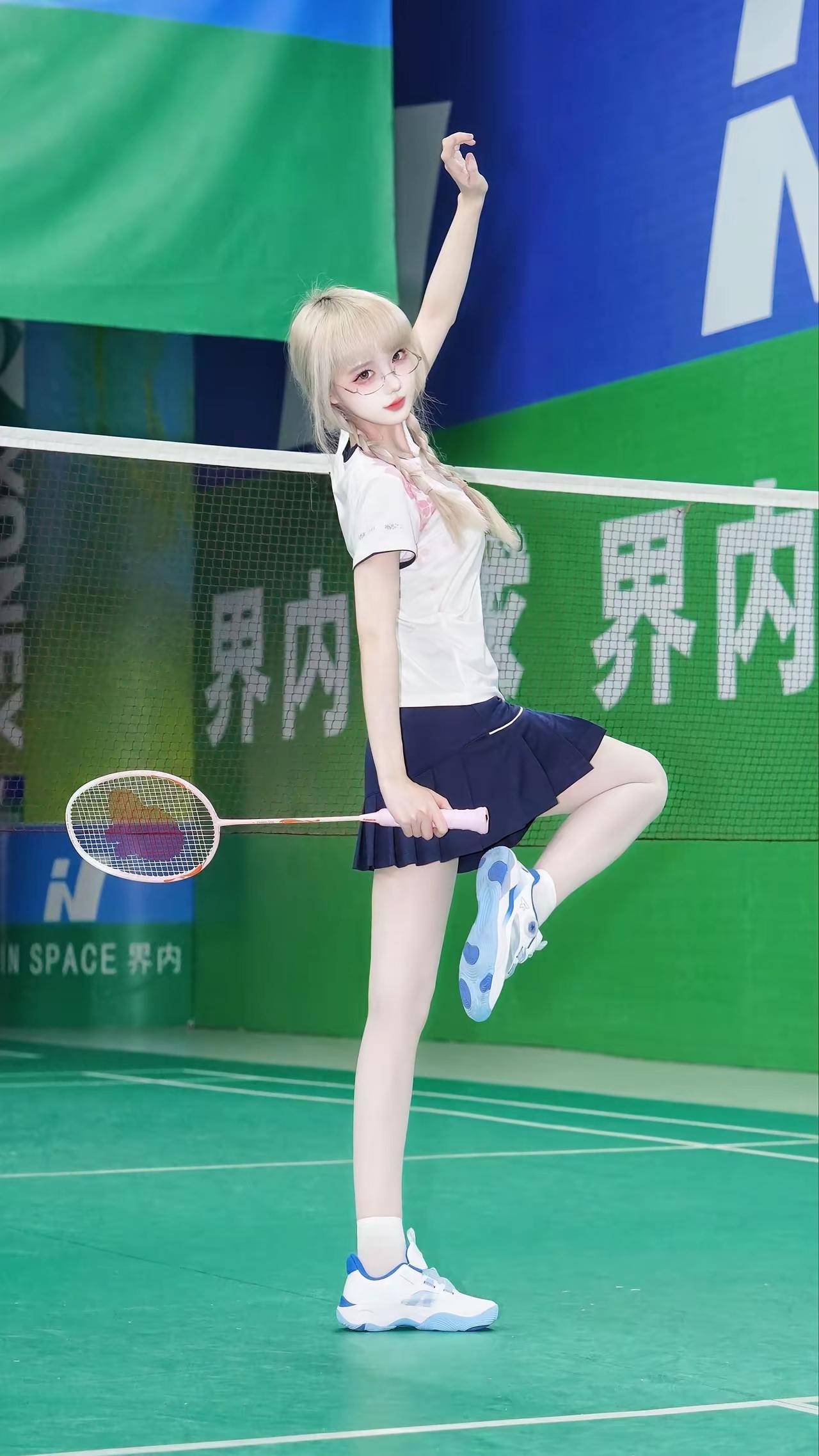 活力满满的小球拍少女，挥拍瞬间定格！