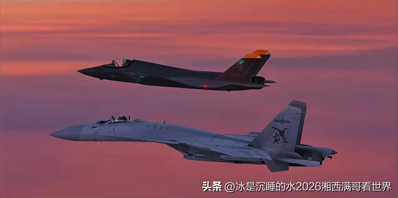 中国海军航母舰载机部队最新的海空双雄绝美靓图。
机翼下护卫的是中国大好河山与万里