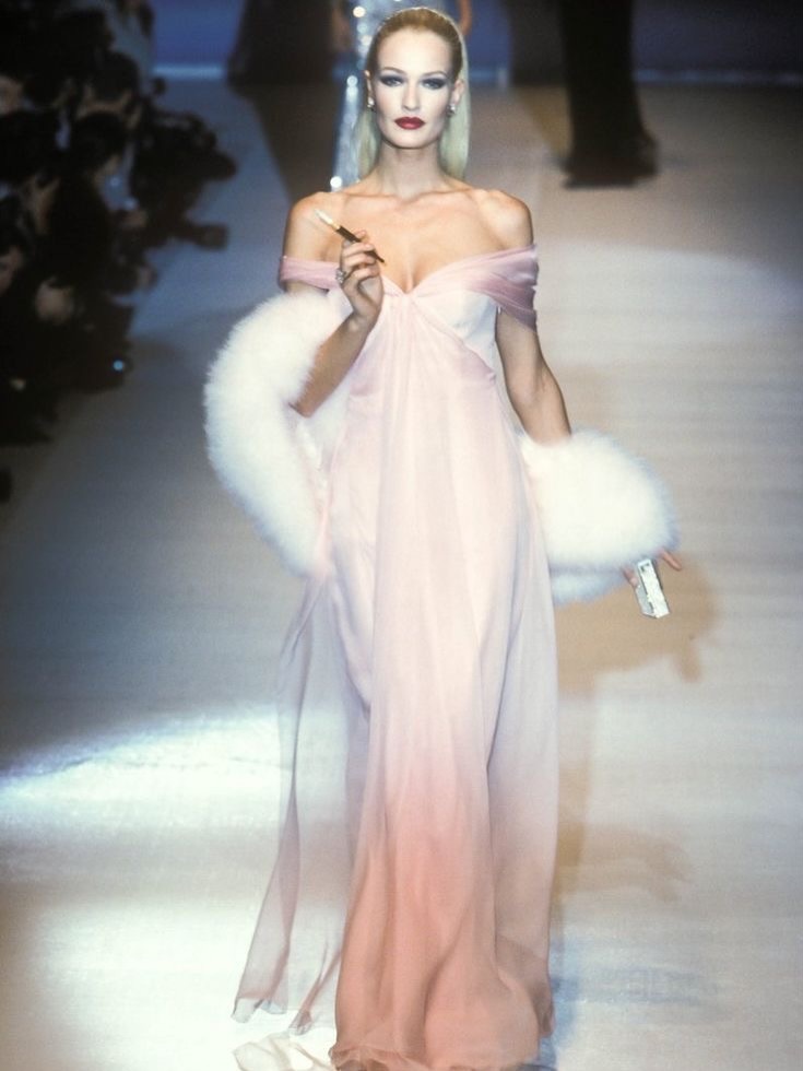 Dior 1996春夏系列时装秀，由Gianfranco Ferre操刀设计，虽