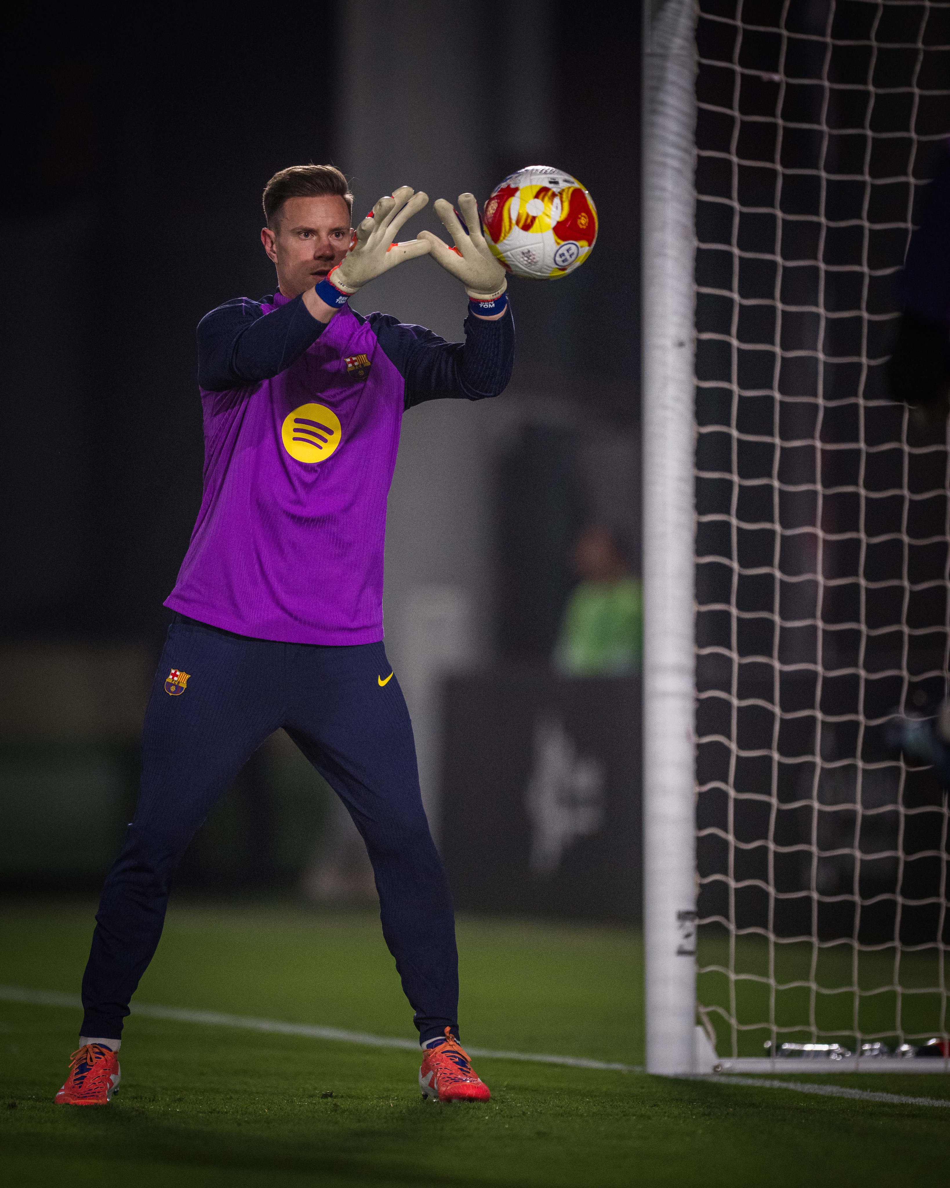 🚨🚨🚨🚨🚨🚨特尔施特根训练中受伤，他已离开巴塞罗那在沙特吉达的训练营