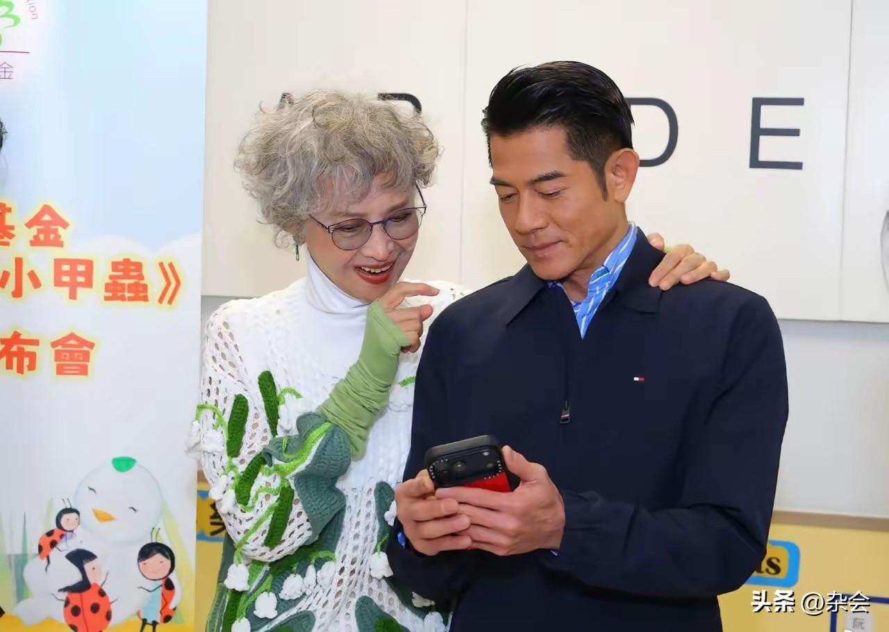 郭富城低调打扮见萧芳芳，一个动作暖哭网友！
60岁郭富城现身护苗基金活动，深色夹