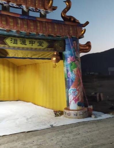 回村葬父无人理，4户村民帮忙出殡，我拿老宅相送，5年后回家愣了！
父亲在城里走了